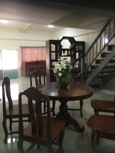 a room with a table with a vase of flowers on it at Baan Suan Resort2345 in Ban Nong Waeng