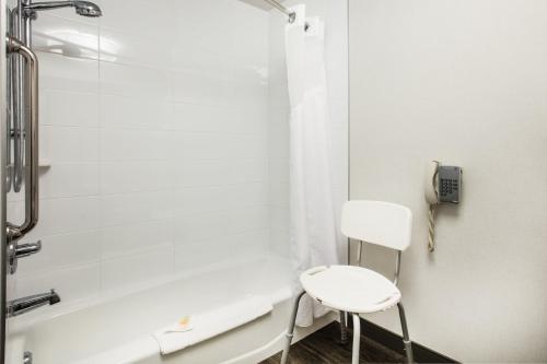 A bathroom at Holiday Inn & Suites Grande Prairie, an IHG Hotel