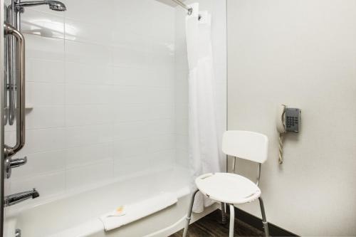 Koupelna v ubytování Holiday Inn & Suites Grande Prairie by IHG