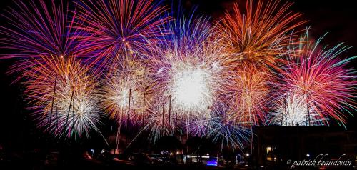 a group of fireworks exploding in the night sky at Atoll Hotel restaurant in Fréjus