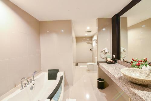 Phòng tắm tại Grand Rocky Hotel Bukittinggi