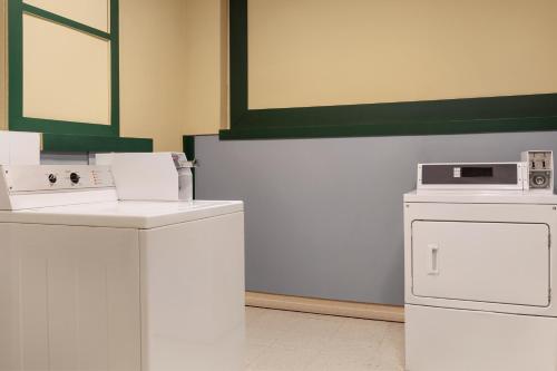 Foto dalla galleria di Travelodge by Wyndham Richmond Hill a Richmond Hill