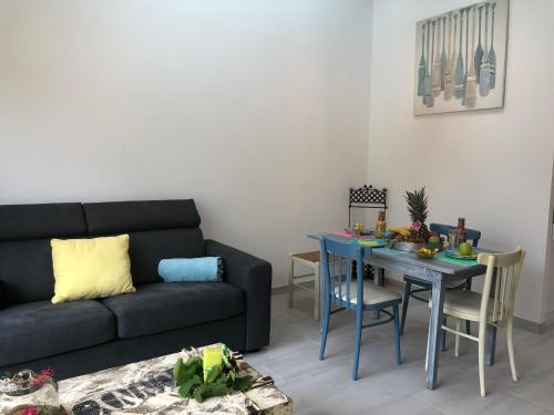 a living room with a couch and a table at Le Clos du Square - climatisé in Rochefort