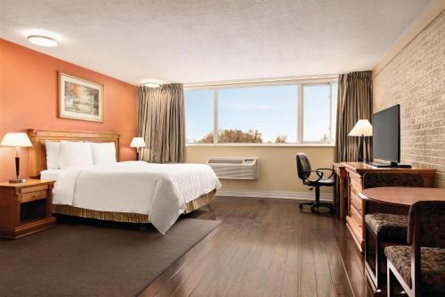 Letto o letti in una camera di Travelodge by Wyndham Richmond Hill