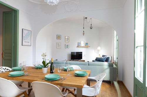 Modernist Family Apartment by PriorityVillas