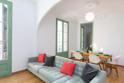 Modernist Family Apartment by PriorityVillas
