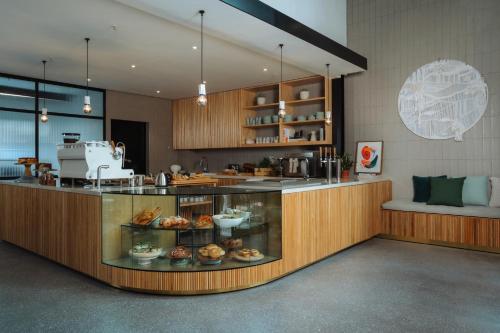 Makanan di atau berdekatan hotel
