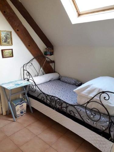 une petite chambre avec un lit et une table dans l'établissement Chez Arthur, à Cherrueix