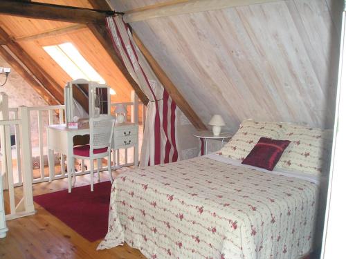 Hautefort的住宿－The Cottage，阁楼上一间卧室配有床和书桌