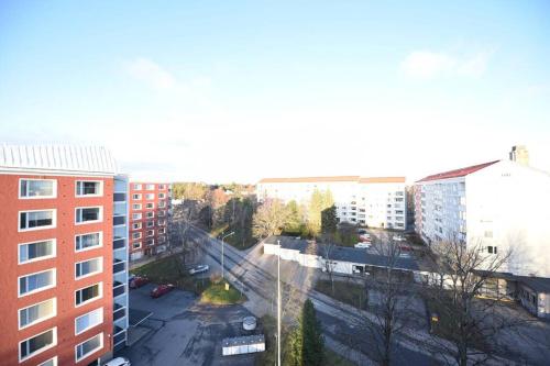 z góry widok na miasto z budynkami w obiekcie Rental Apartment Patterihaka Suomen Vuokramajoitus Oy w mieście Turku