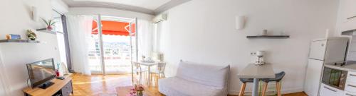 ニースにあるLovely apartment near the sea 25 bis Promenade des Anglaisのリビングルーム(ソファ、テーブル付)