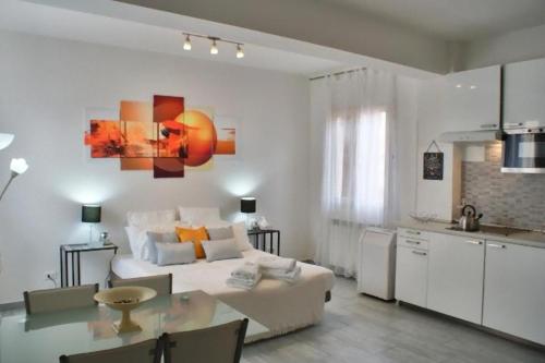 Il comprend un salon avec un lit et une table ainsi qu'une cuisine. dans l'établissement Tourist House Bologna - Self check-in, à Bologne