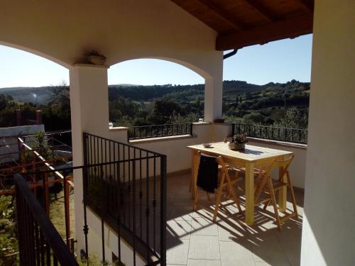 balcone con tavolo e vista sulle montagne di B&B PIBITZOI a Nurallào