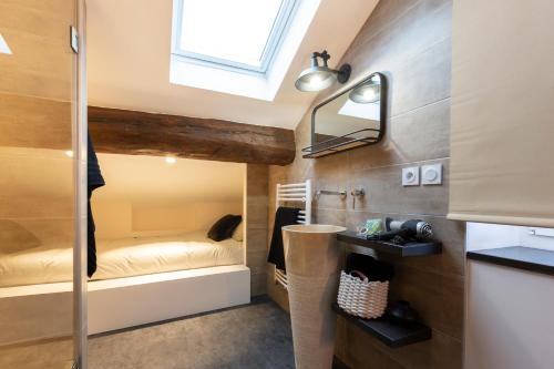 Habitación con baño con ducha y lavabo. en L'Enclos de Ribains en Aubière