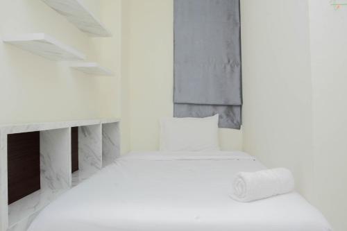 Кровать или кровати в номере Pleasant and Modern 2BR Grand Kamala Lagoon Apartment By Travelio