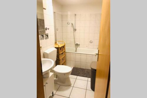 La salle de bains est pourvue de toilettes, d'une baignoire et d'un lavabo. dans l'établissement Your beautiful Homestay, à Rheinfelden