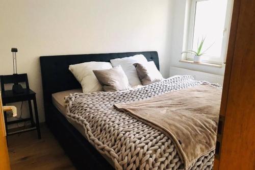 - un lit avec des oreillers blancs dans la chambre dans l'établissement Your beautiful Homestay, à Rheinfelden