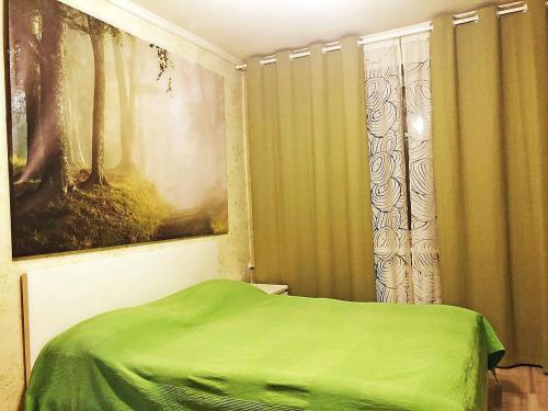 モスクワにあるApartment Hanaka Federativniy 43のベッドルーム(緑のベッド1台、絵画付)