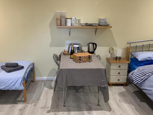 Кровать или кровати в номере Southernwood - Wantage Road Studio 1