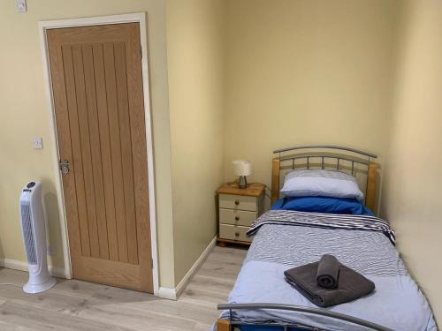 a bedroom with a bed with a hat on it at Southernwood - Wantage Road Studio 1 in Didcot