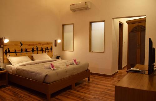 Ένα ή περισσότερα κρεβάτια σε δωμάτιο στο Kumbhalgarh Forest Retreat