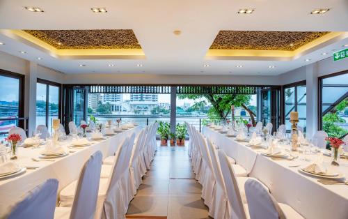En restaurant eller et andet spisested på Riva Surya Bangkok