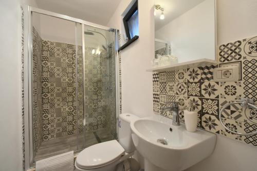 Ванна кімната в Neferprod Apartments - IS - CAM 06