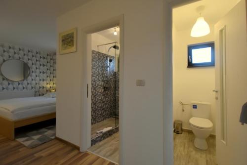 Ένα μπάνιο στο Neferprod Apartments - IS - CAM 05