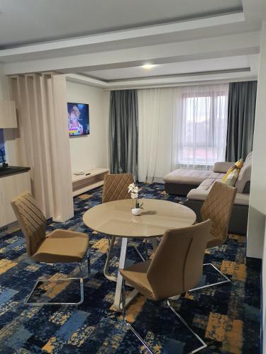 TV a/nebo společenská místnost v ubytování Hotel Yarus Plus