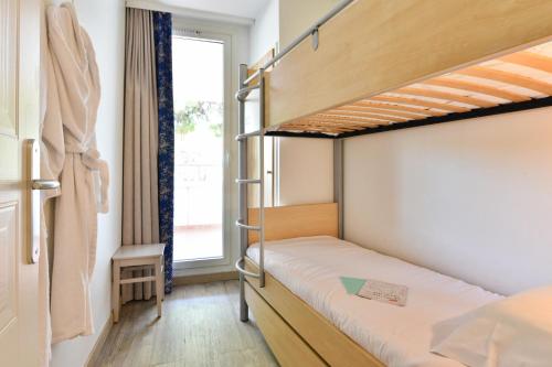 a bedroom with two bunk beds and a window at Résidence Pierre & Vacances Premium Port Prestige in Antibes