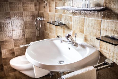 a bathroom with a sink and a toilet at Residence Rienz in Chienes
