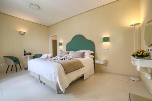 Una cama o camas en una habitación de Palazzo Confalone