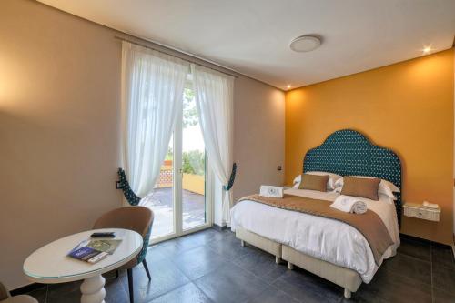 Una cama o camas en una habitación de Palazzo Confalone