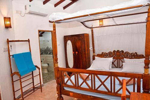 a bedroom with two bunk beds and a mirror at Cozy Crest in Ahangama