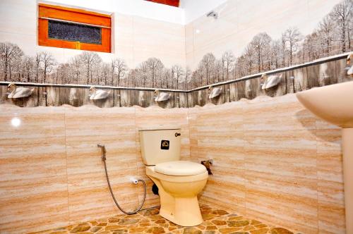a bathroom with a toilet and a shower at Cozy Crest in Ahangama