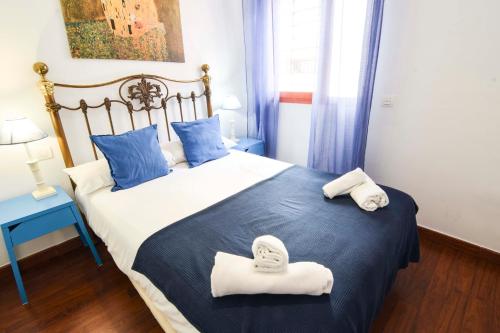 1 dormitorio con 1 cama con toallas en Letmalaga Economy Bishop Orchard, en Málaga