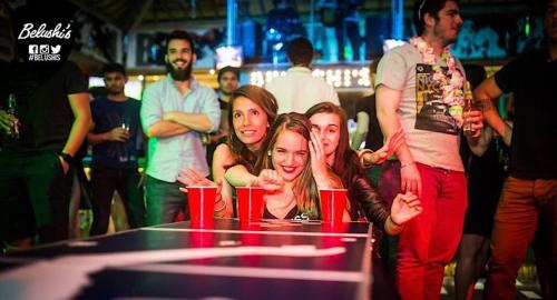 Un groupe de personnes autour d'une table dans un bar dans l'établissement St Christopher's Inn Budget Hotel Paris - Gare du Nord, à Paris
