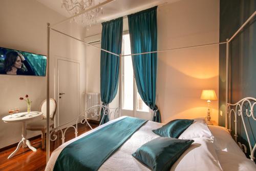 ローマにあるAvignonesi Suitesのベッドルーム1室(ベッド1台、テーブル、窓付)