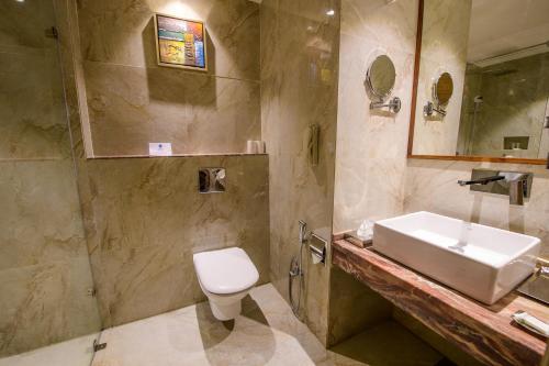 Ένα μπάνιο στο Best Western La Vista Pathankot