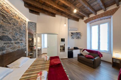 une chambre avec un lit et un canapé dans une pièce dans l'établissement Affittacamere Superior del Golfo e delle 5 Terre, à La Spezia