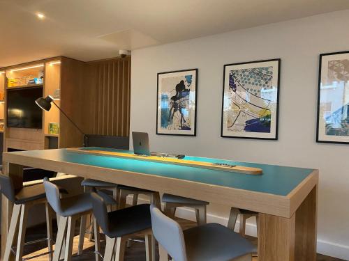 Бильярд в Holiday Inn Express Cheltenham Town Centre by IHG