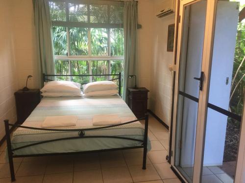 Krevet ili kreveti u jedinici u objektu Shambhala Retreat Magnetic Island Cottages