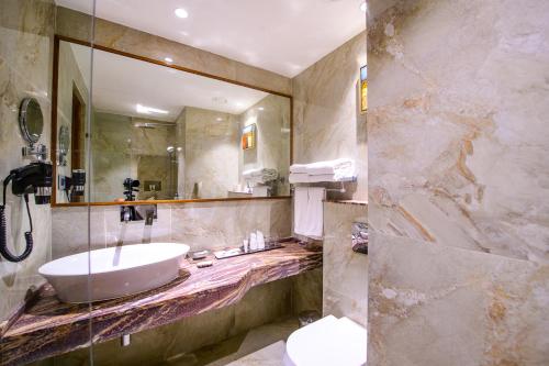 Phòng tắm tại Best Western La Vista Pathankot