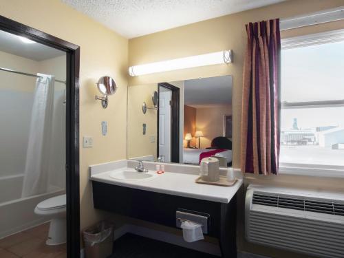 Kúpeľňa v ubytovaní Nendels Inn & Suites Dodge City Airport