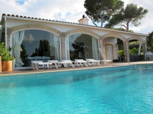 villa romana Bonaire游泳池或附近泳池