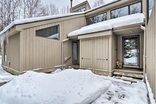 Zdjęcie z galerii obiektu Cozy Condo Steps to Lake Michigan, 5 Mi to Boyne! w mieście Harbor Springs