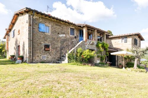 an external view of a stone house with a yard at Agriturismo La Sala in Greve in Chianti