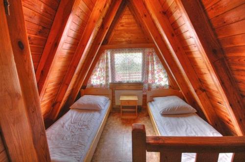 Pod Starym Groniem tesisinde bir odada yatak veya yataklar