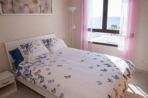 1 dormitorio con 1 cama y vistas al océano en Macenas Beach Resort Mojacar -Almeria, en Mojácar