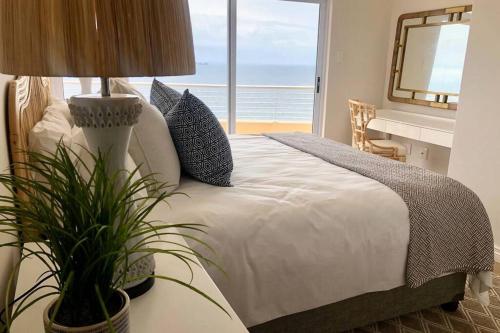 um quarto com uma cama e vista para o oceano em 1B Sugar Crest , Umdloti Beach em Umdloti